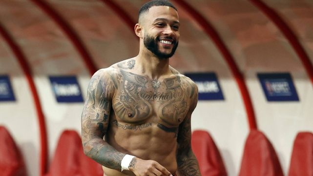 Depay, big lover of the tattoos and of the feline
