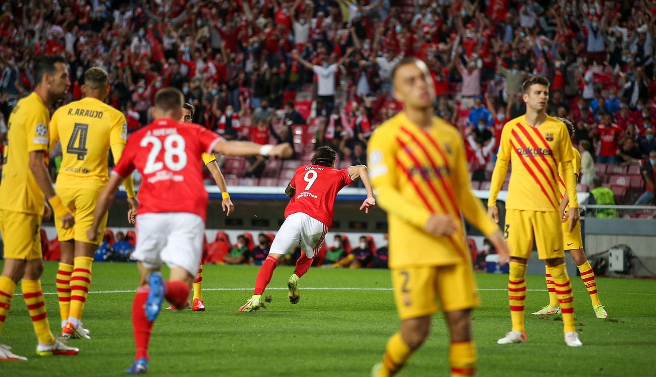 Darwin celebrates his goal in front of the Barça