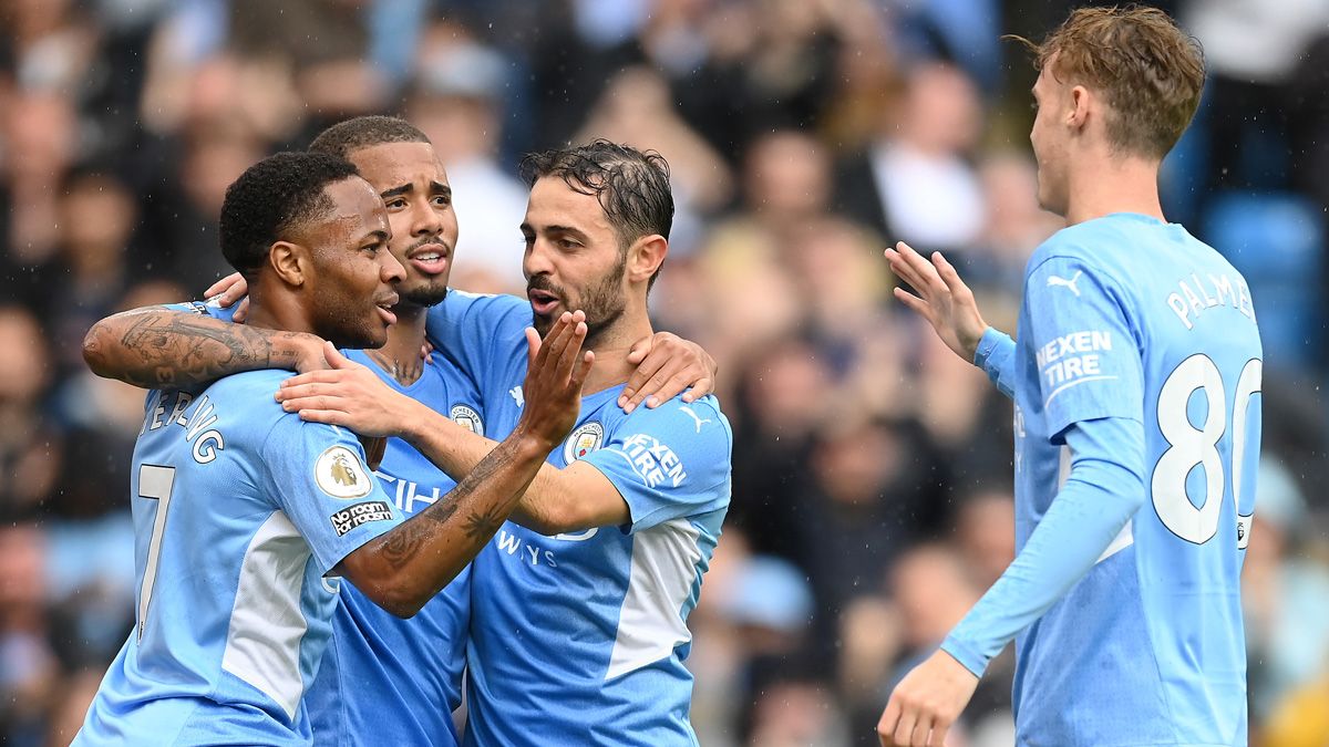 Raheem Sterling celebra junto a sus compañeros del Manchester City