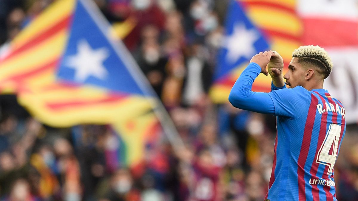 Ronald Araújo celebrates a goal with the FC Barcelona