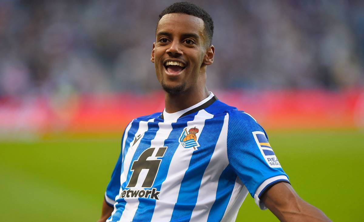 Alexander Isak celebrates his goal in front of the Villarreal