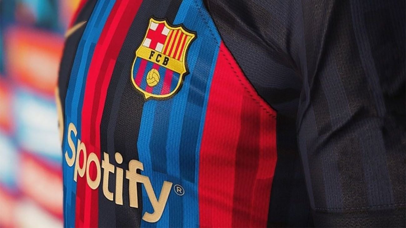 El FC Barcelona firma un acuerdo de patrocinio con TP Vision para llevar la  marca Ambilight TV en la manga de la camiseta del primer equipo masculino