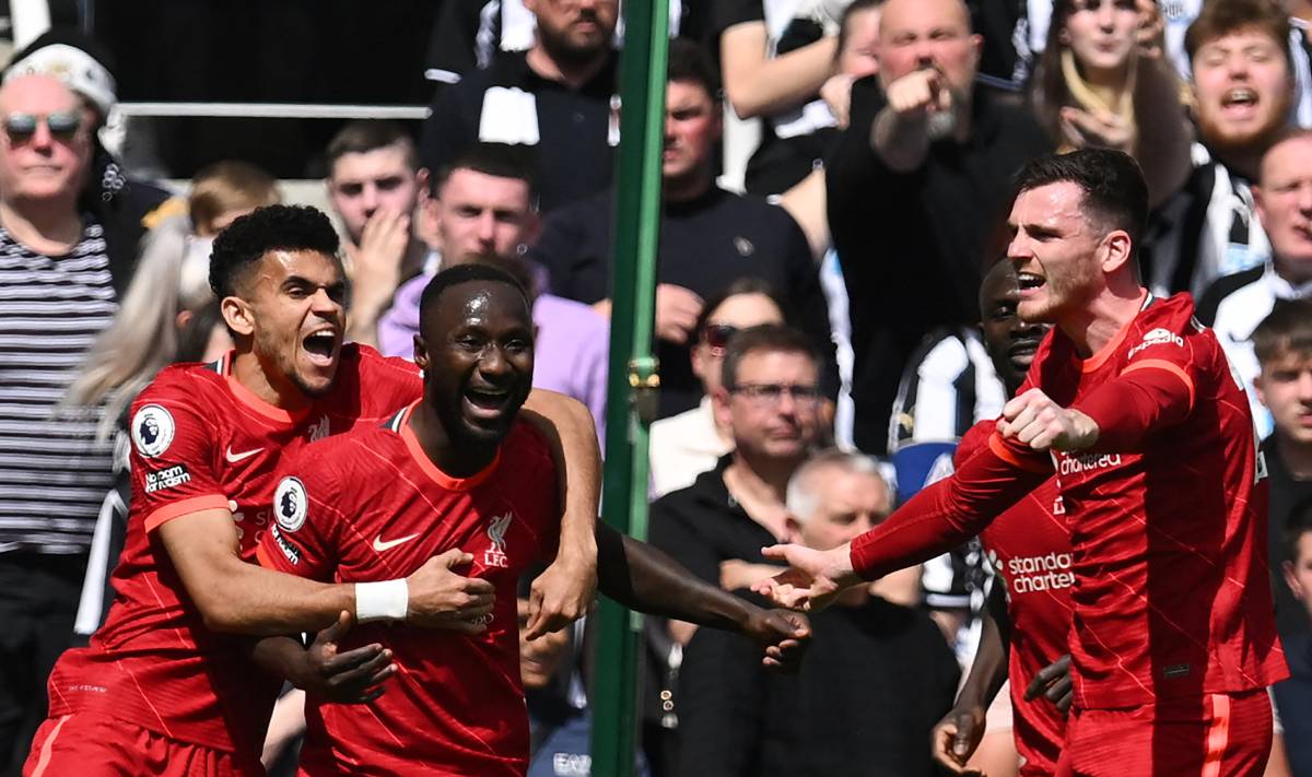 Naby Keïta festeja su gol ante el Newcastle