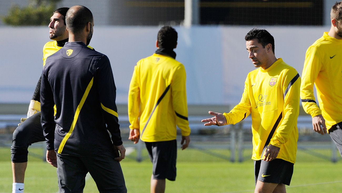 Pep Guardiola y Xavi durante un entrenamiento del FC Barcelona en 2011