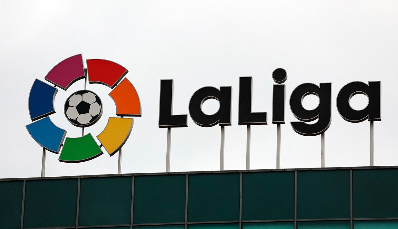 Logo Design - Make a Sports Logo in Illustrator 2018 (LaLiga Logo) - YouTube