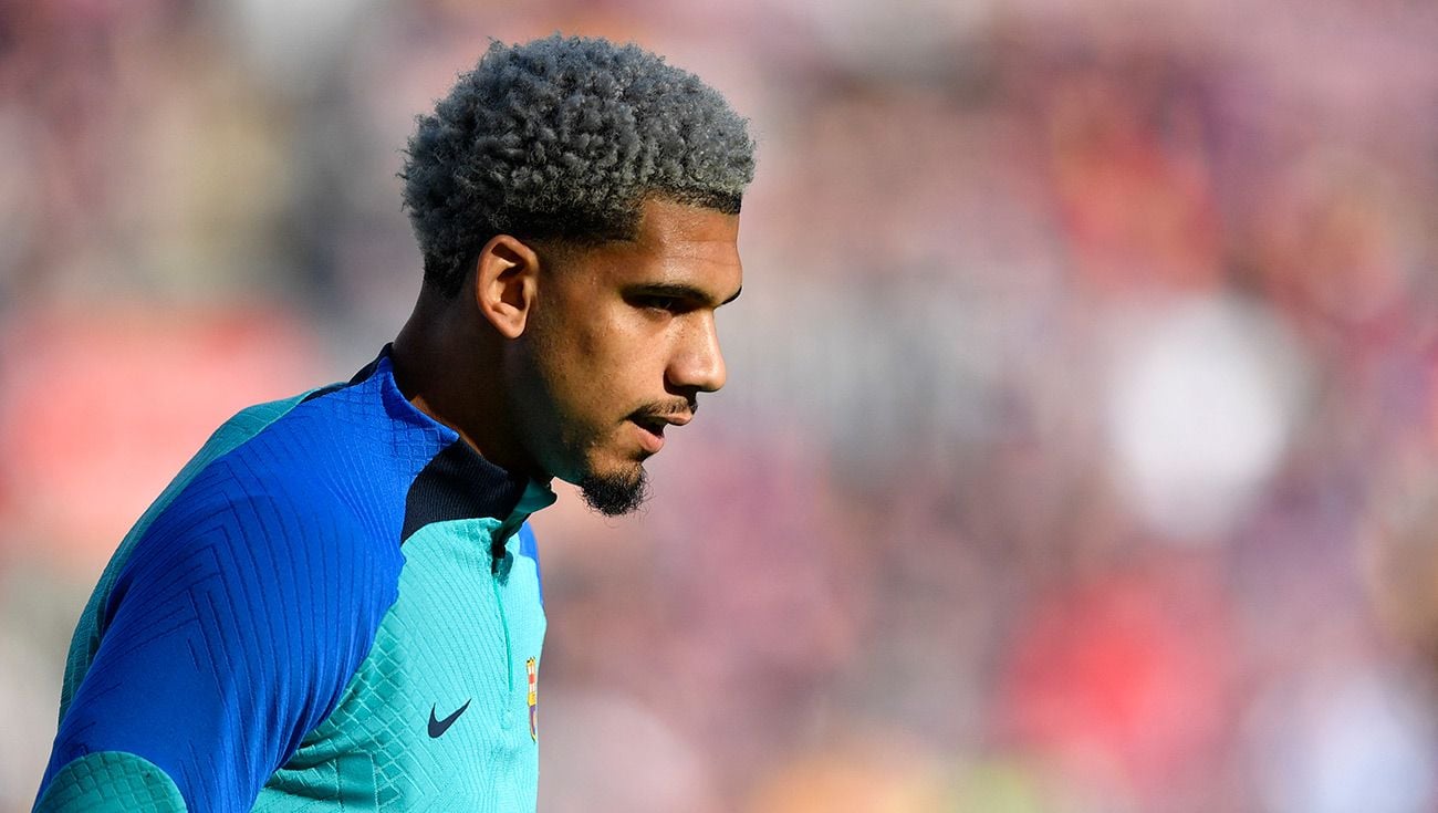 Ronald Araújo durante un entrenamiento con el Barça