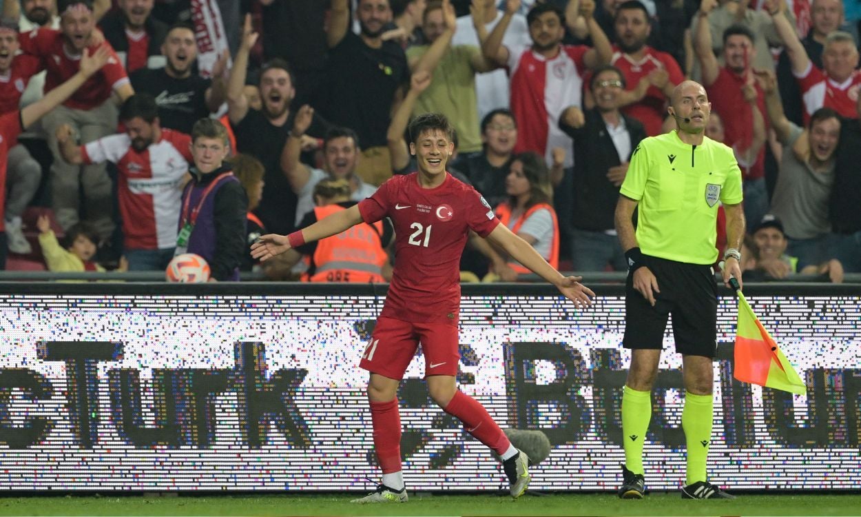 Arda Güler en un partido con Turquía