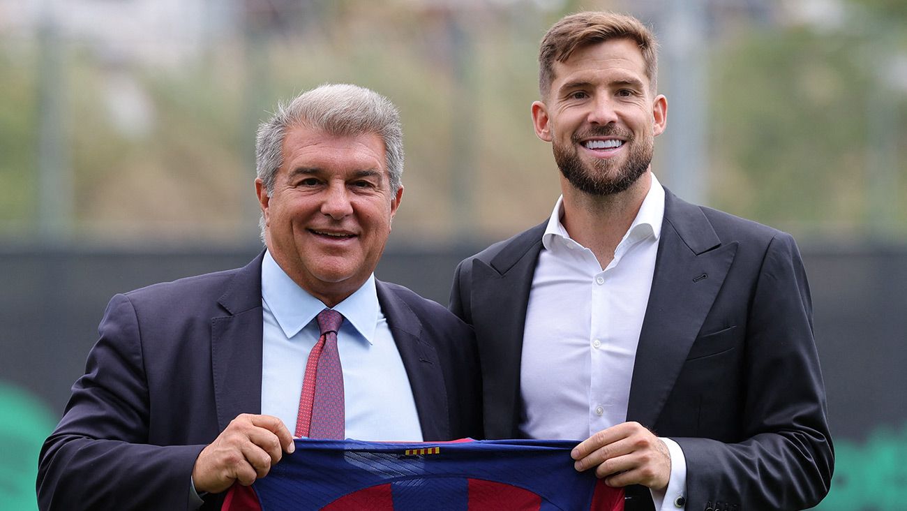 Joan Laporta e Iñigo Martínez durante la presentación del vasco