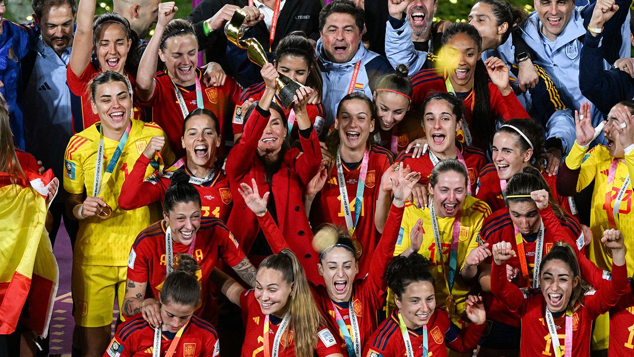 Players of the Spanish National Team celebrate with the Women's World Cup