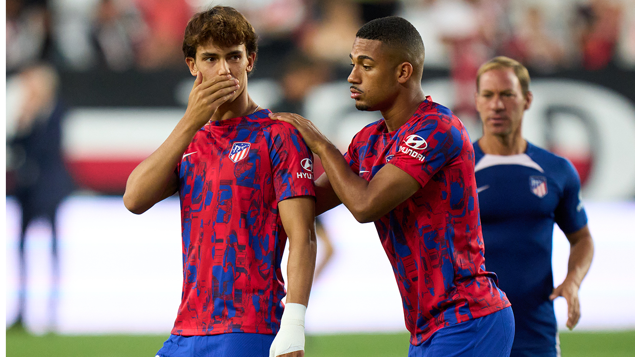 Joao Félix y Samuel Lino en un calentamiento con el Atlético de Madrid