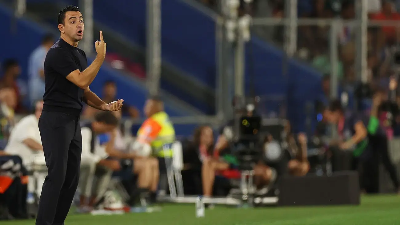 Xavi Hernández dando instrucciones desde el banquillo