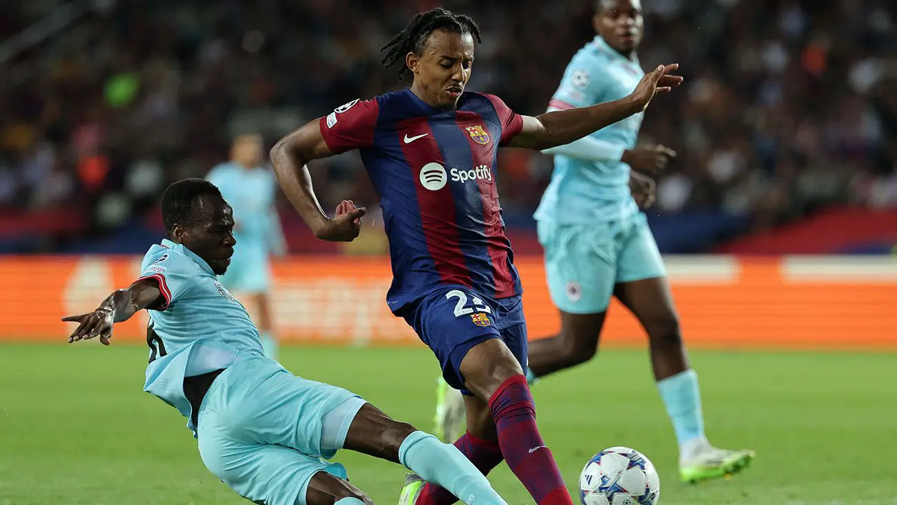 Jules Koundé during Barça-Antwerp