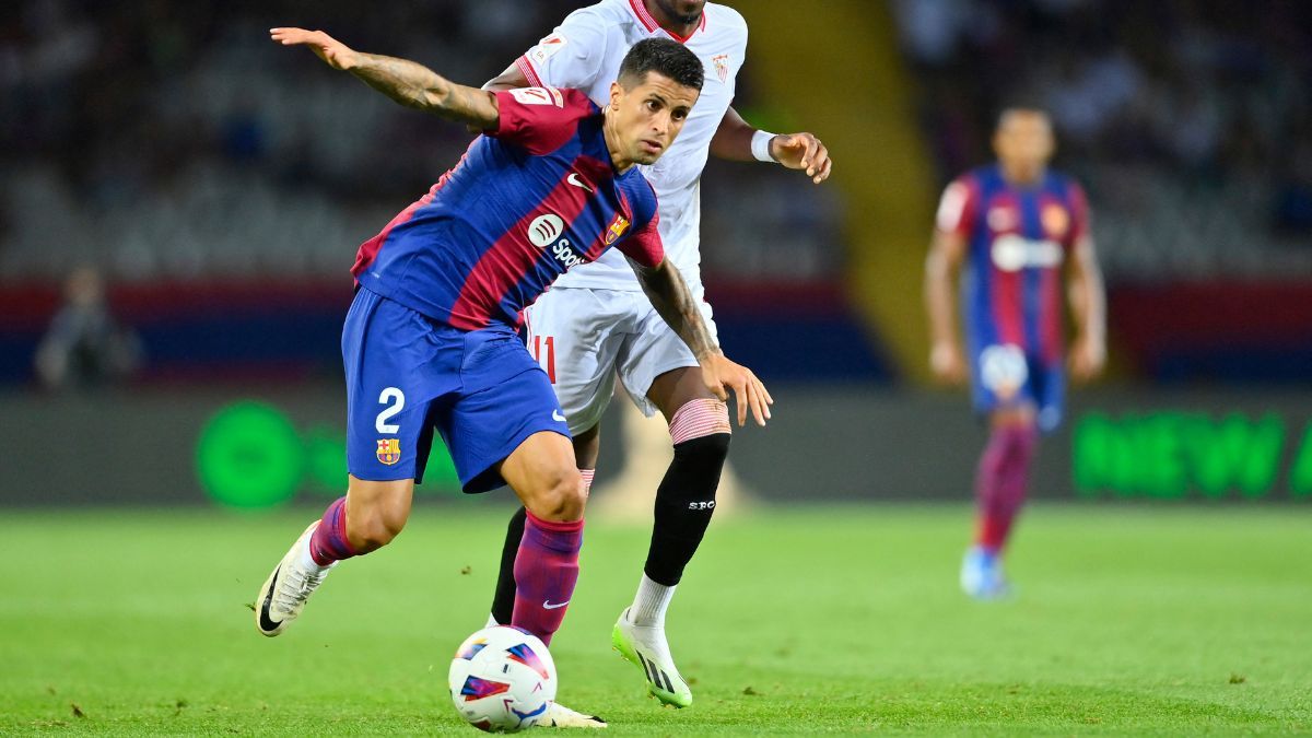 Joao Cancelo en un partido del Barça