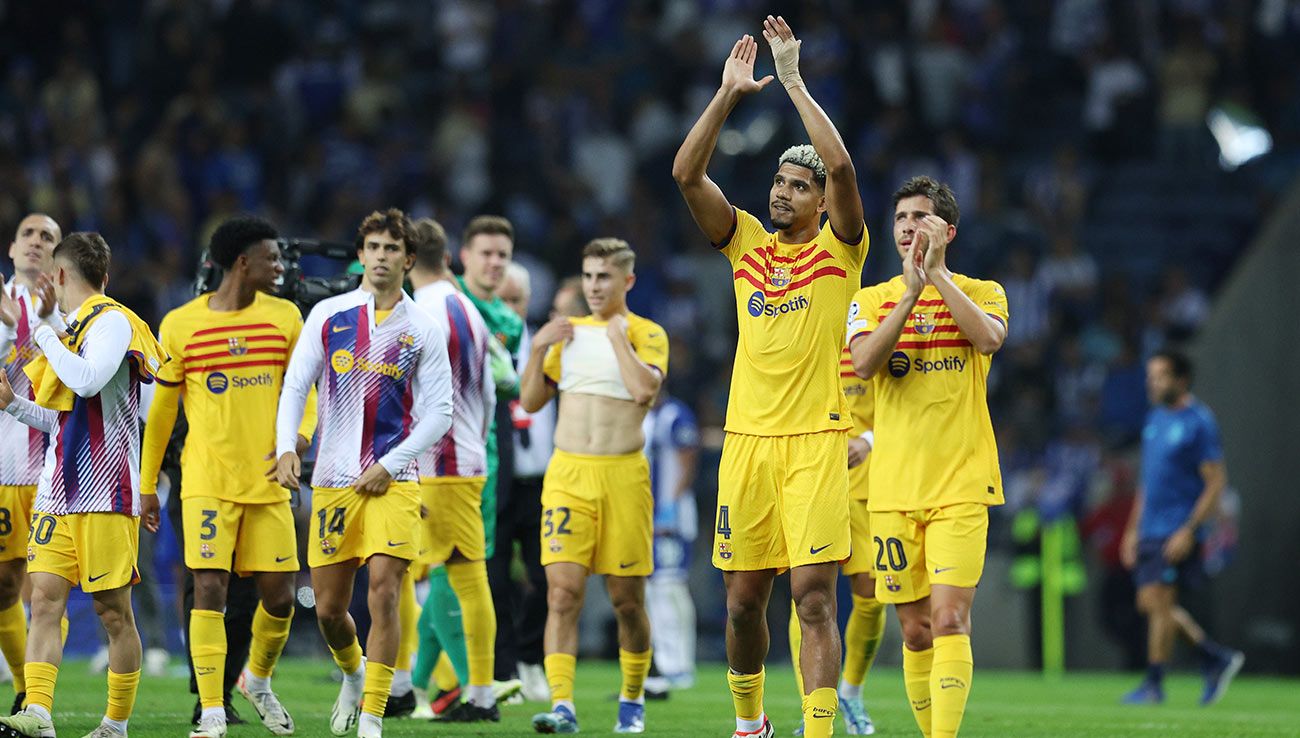 Jugadores del Barça celebran el triunfo en Oporto