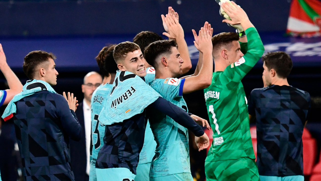 Ter Stegen, Fermín López y Gavi celebrando con la grada la victoria del Barça