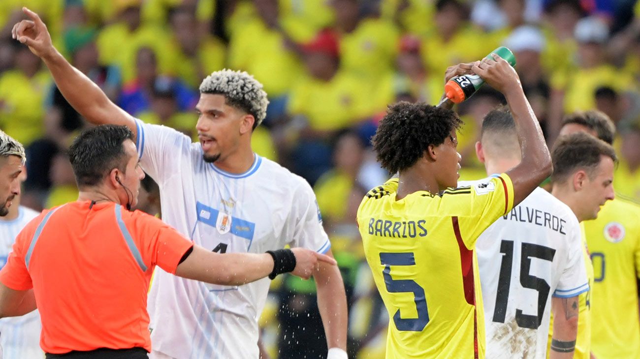 Ronald Araújo durante un partido con Uruguay