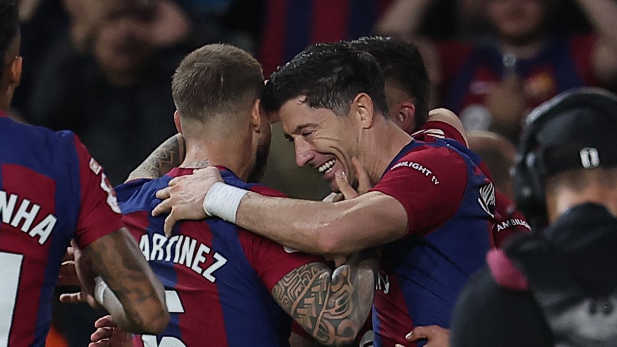 Iñigo Martínez y Lewandowski en la celebración de un gol