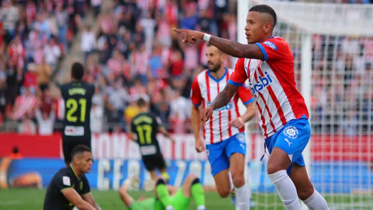 Savinho festejando un gol con el Girona