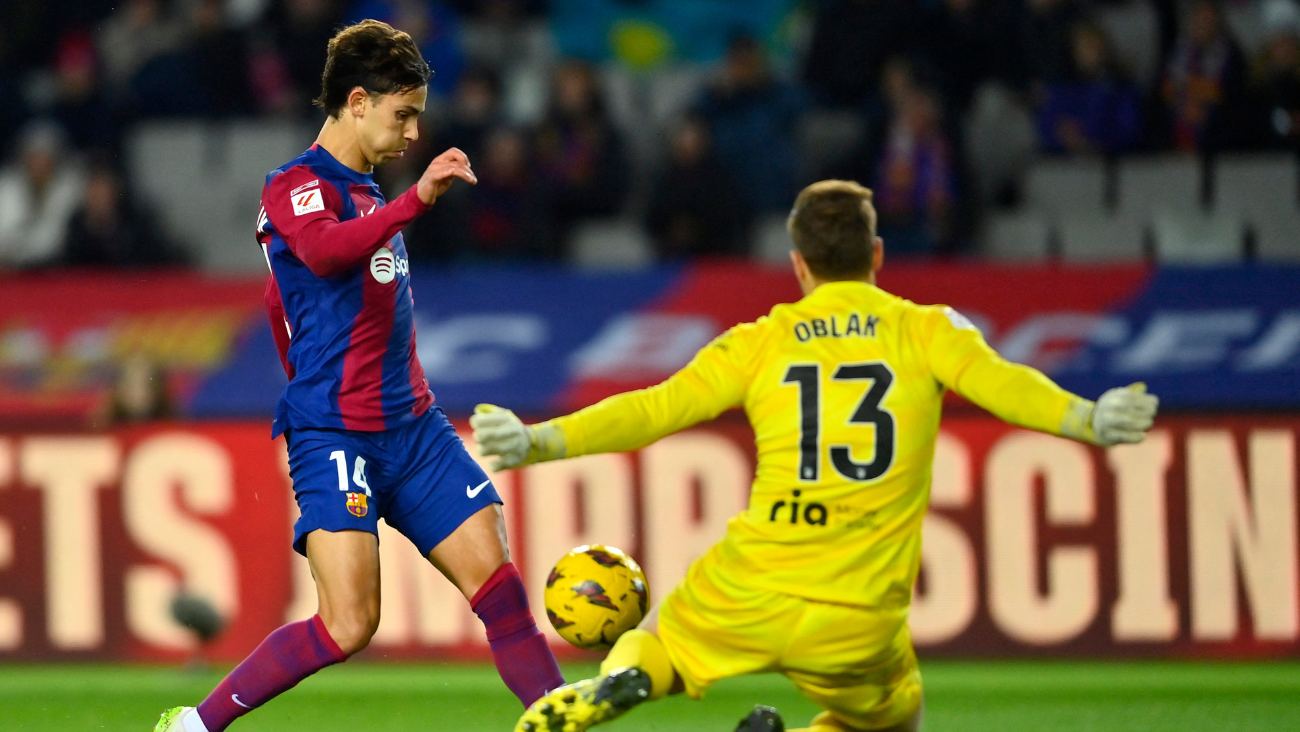 Joao Félix en un mano a mano contra Jan Oblak en el duelo entre el Barça y el Atlético por LaLiga