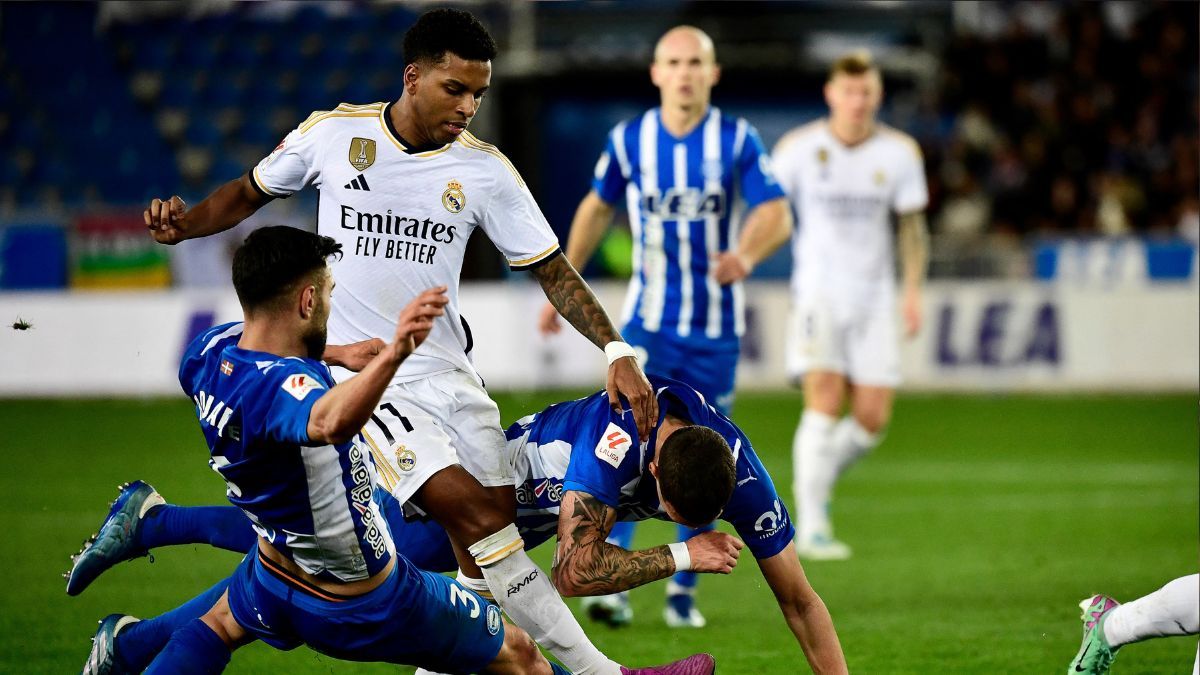 Rodrygo Goes entre rivales en el Alavés vs Madrid de LaLiga