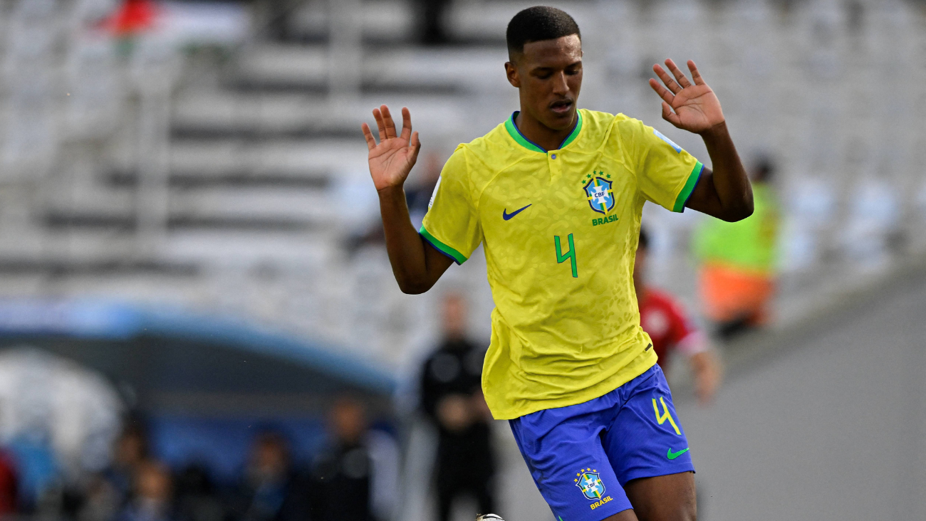 Robert Renan disputando un encuentro con la selección de Brasil Sub 20