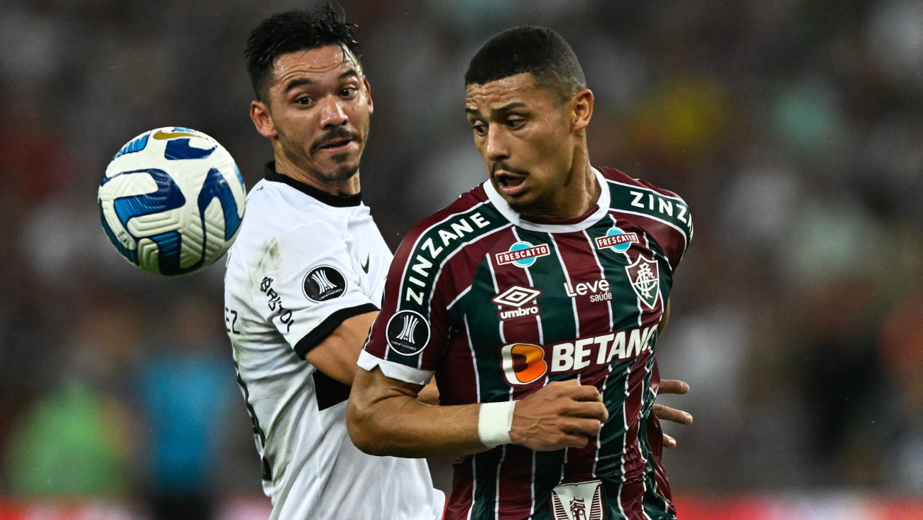 André Trindade disputando un duelo de Copa Libertadores entre el Fluminense y el Olimpia