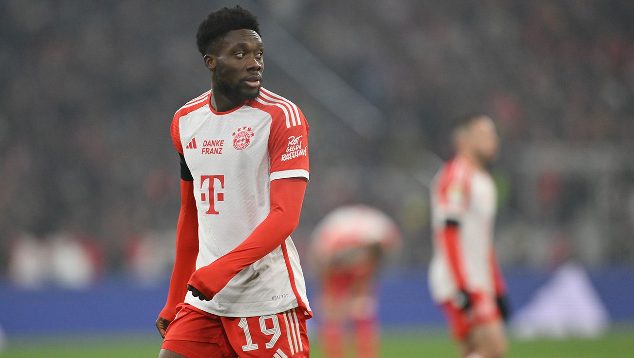 Alphonso Davies durante un partido