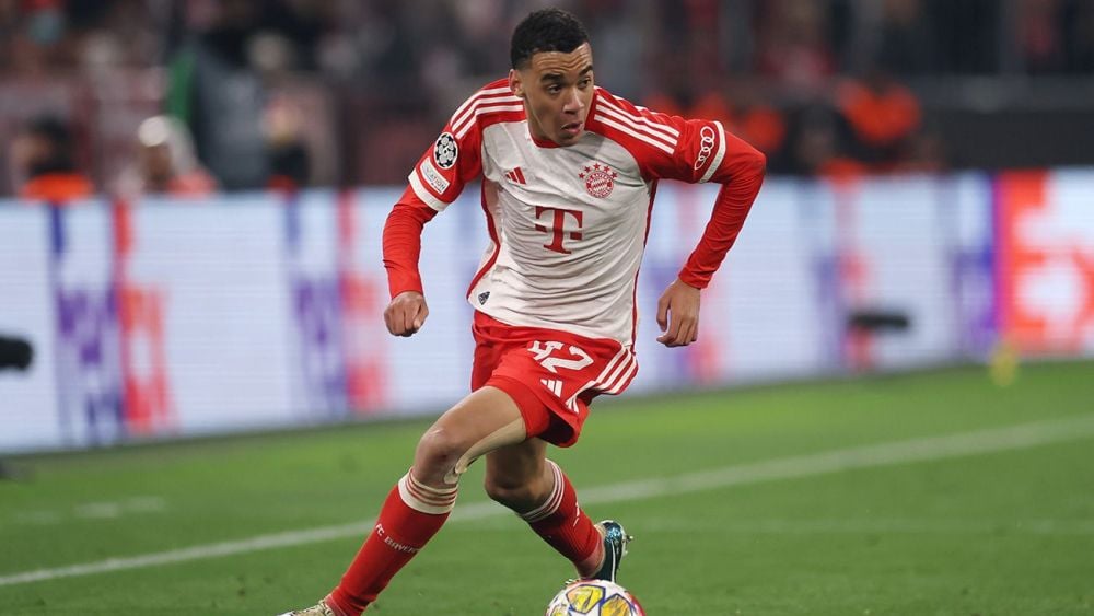 Jamal Musiala durante un partido con el Bayern