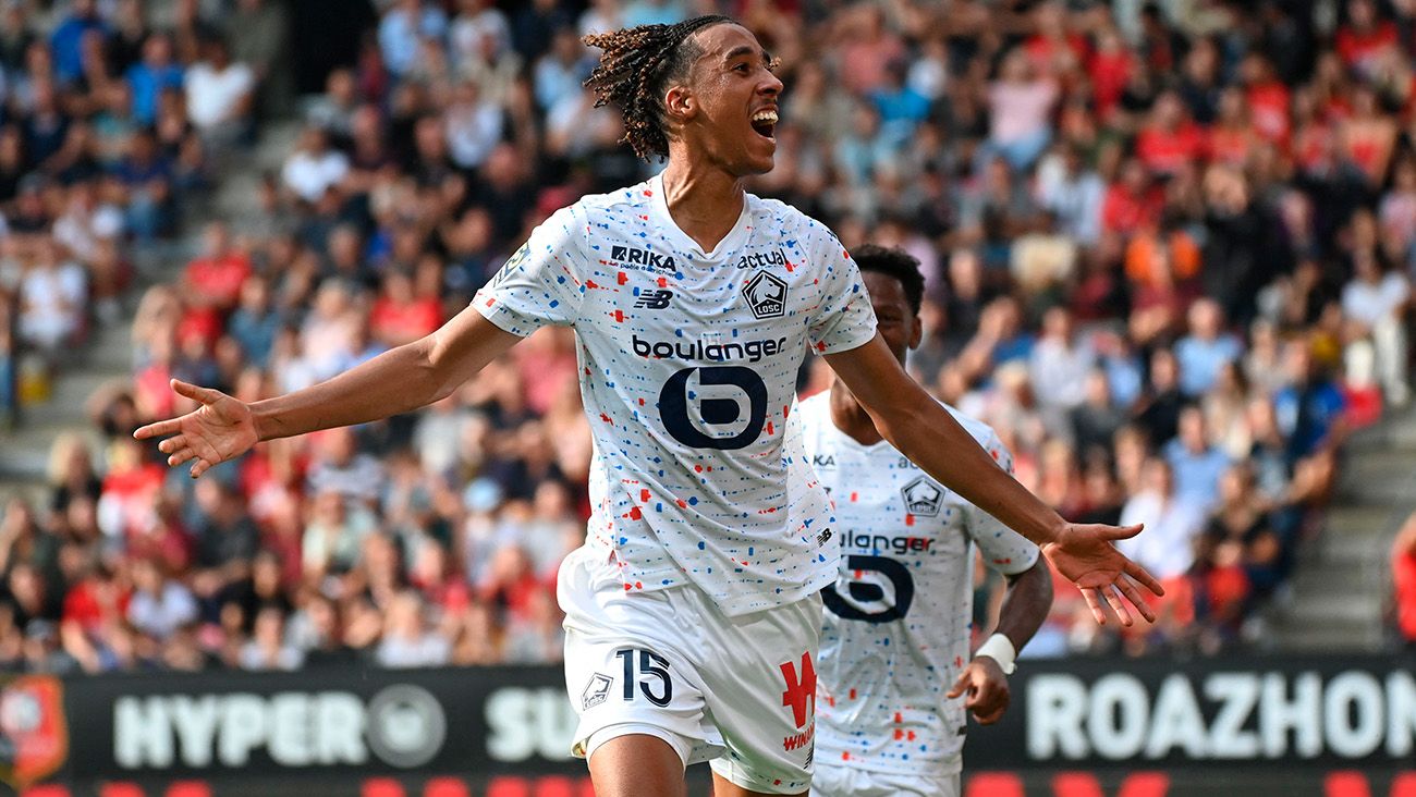 Leny Yoro losc celebrating a goal with Lille