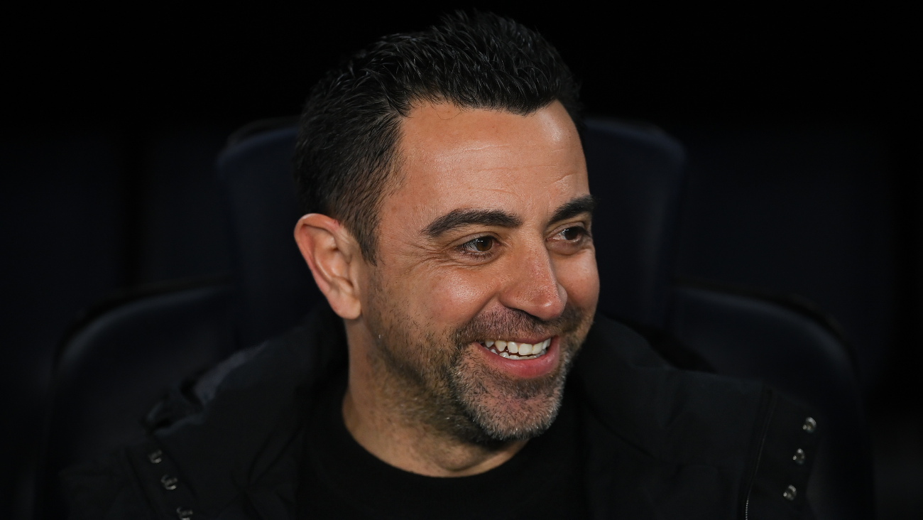 Xavi Hernández en el banquillo sonriendo en el duelo entre el FC Barcelona y el Cádiz en LaLiga