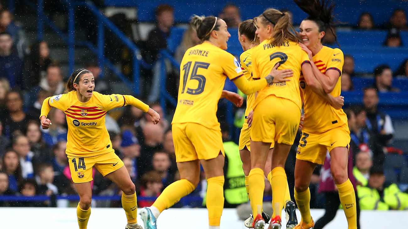 FC Barcelona Femení players celebrating a goal