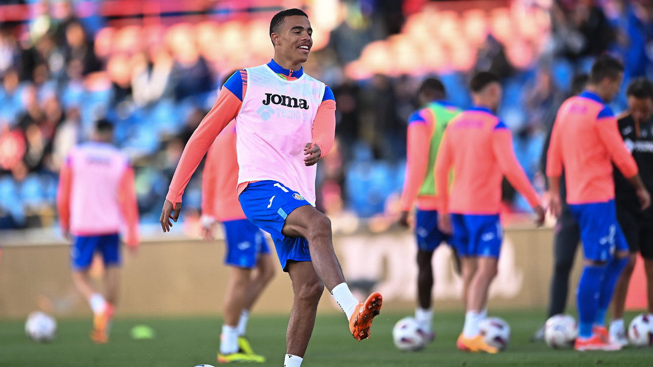 Mason Greenwood en la entrada en calor previo al duelo entre el Getafe CF y el Athletic Club en LaLiga EA Sports