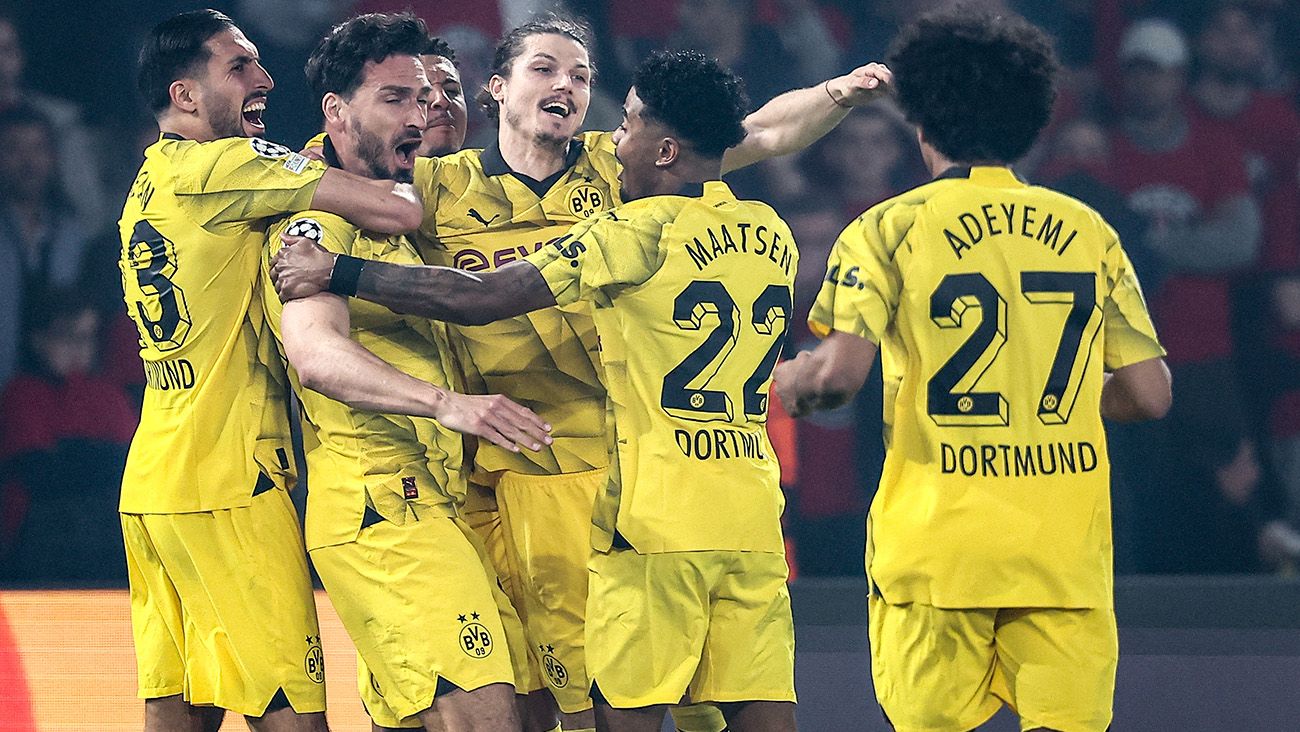 Borussia Dortmund players celebrate Matt Hummels' goal against PSG