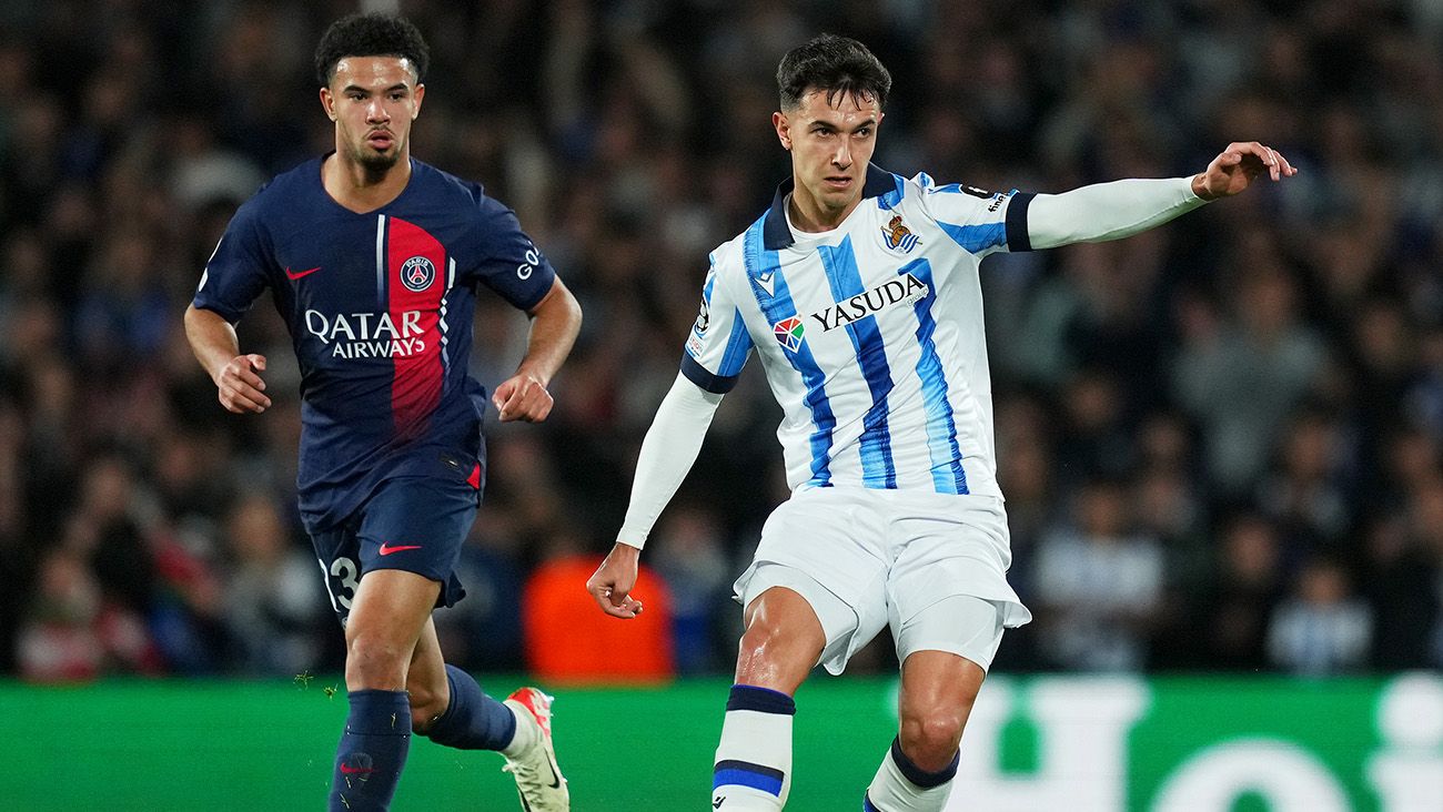 Martín Zubimendi en un partido ante el PSG