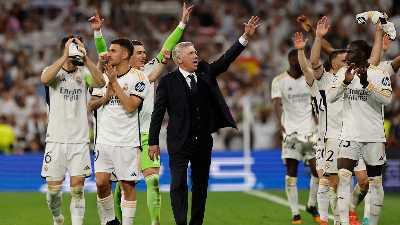 Carlo Ancelotti celebrates Real Madrid's classification with his players