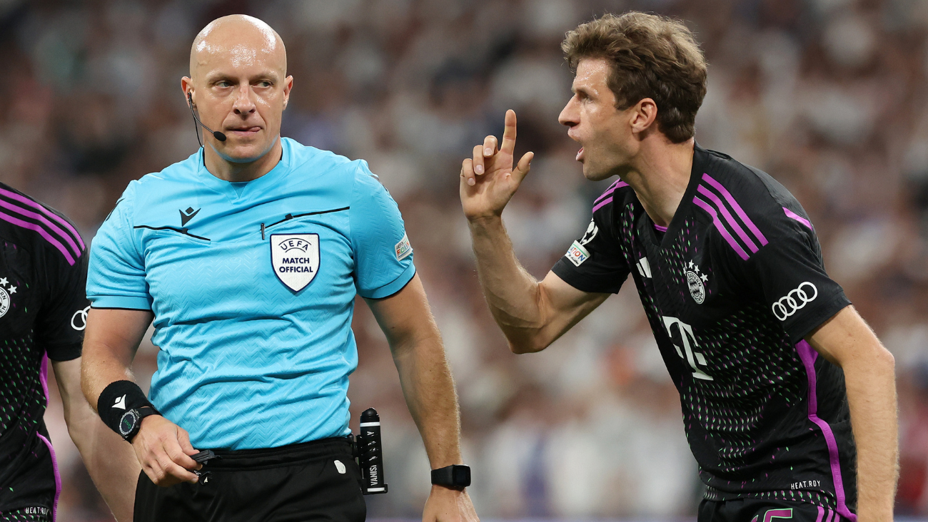 Thomas Müller y Szymon Marciniak en el duelo entre el Bayer Múnich y el Real Madrid en la UEFA Champions League