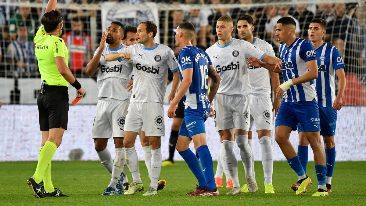 Los jugadores del Girona y Alavés durante un partido