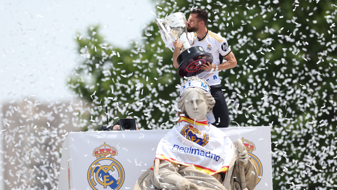 Nacho con la estatua de Cibeles en la celebración de la consecución de LaLiga número 36 por parte del Real Madrid