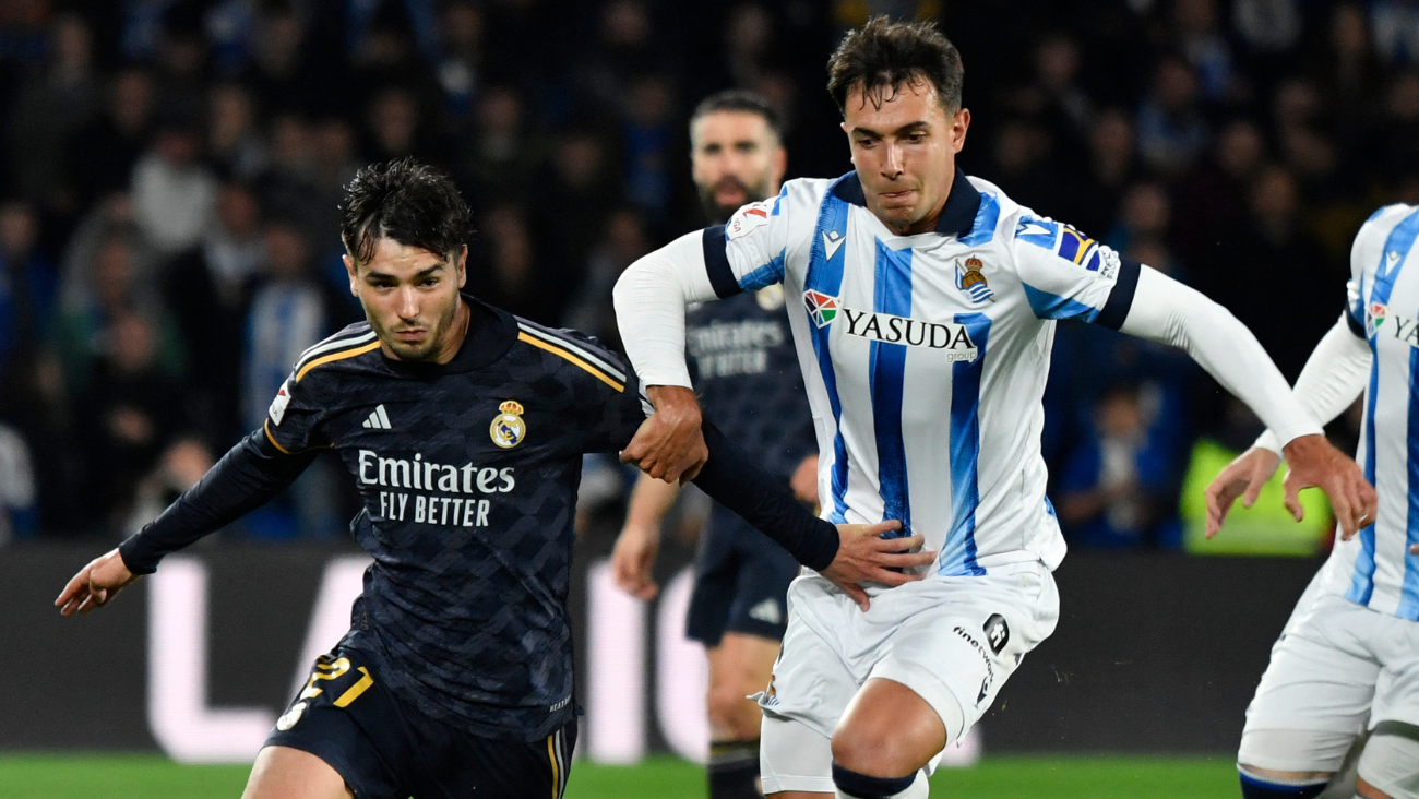 Martín Zubimendi contra Brahim Díaz en el duelo entre el Real Madrid y la Real Sociedad en LaLiga EA Sports