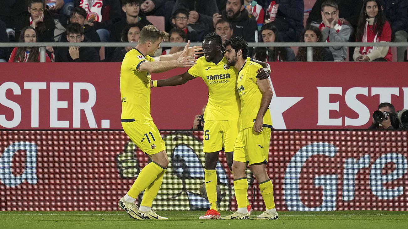 Bertrand Traoré festeja con sus compañeros su gol ante el Girona