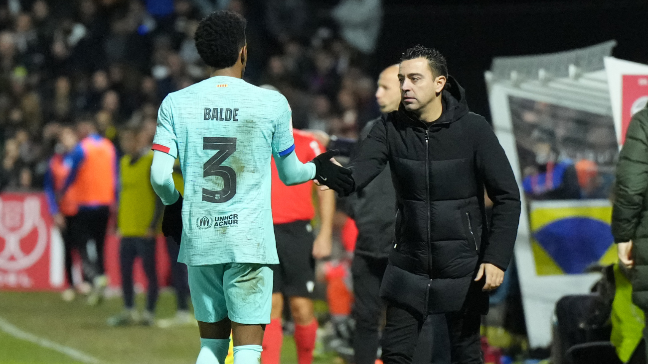 Alejandro Balde y Xavi Hernández en el duelo entre el FC Barcelona y el Unionistas en la Copa del Rey 2023