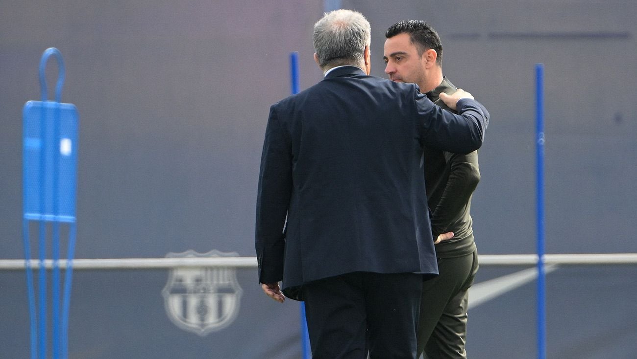 Joan Laporta y Xavi durante un entrenamiento del Barça