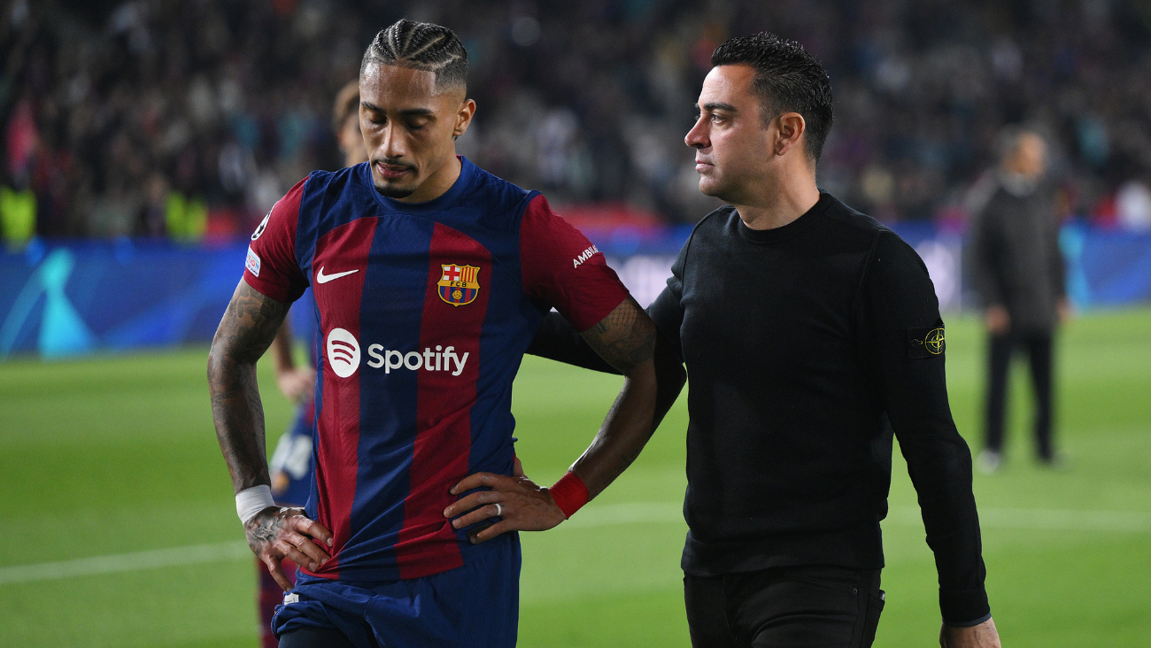 Raphinha y Xavi Hernández en el duelo entre el FC Barcelona y el PSG en la UEFA Champions League