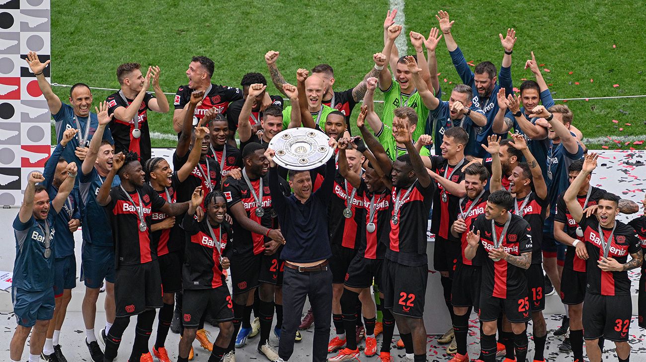 Bayer Leverkusen festejando su campeonato de Bundesliga