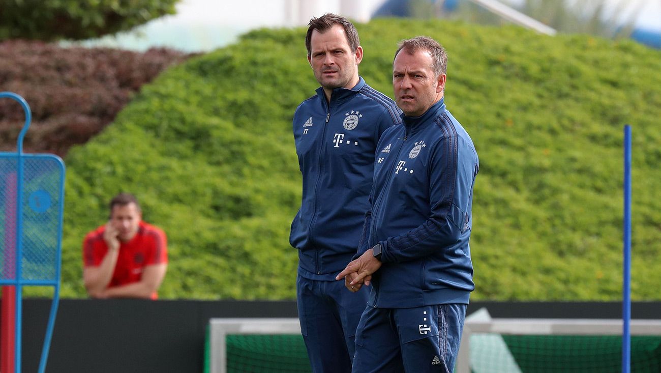 Hansi Flick junto a Toni Tapalovic en un entrenamiento del Bayern