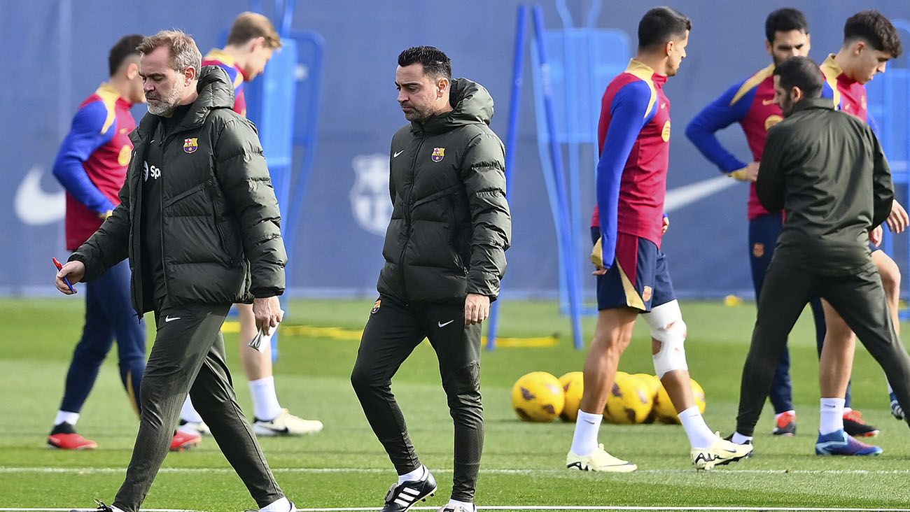 Xavi y Óscar Hernández durante un entrenamiento del Barça