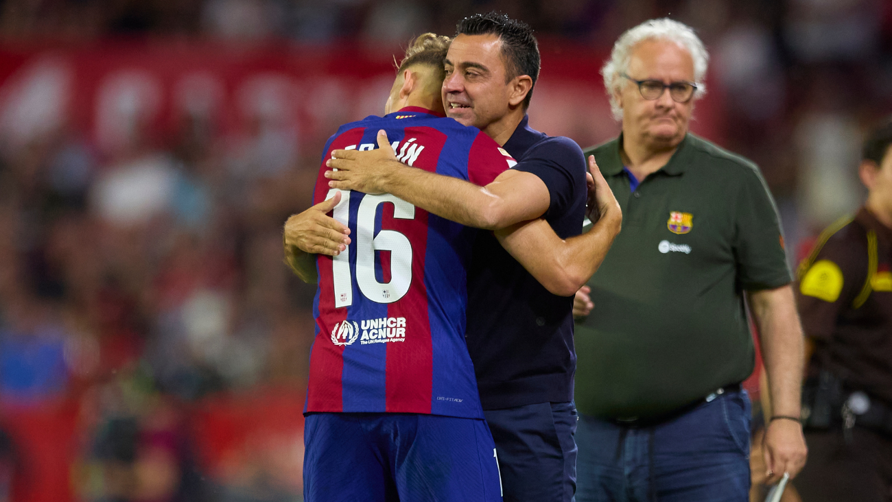 Xavi Hernández abrazándose con Fermín López en el duelo entre el FC Barcelona y el Sevilla en LaLiga EA Sports