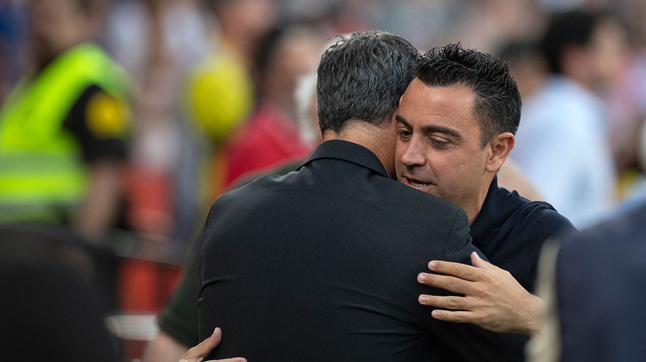 Xavi Hernández junto a Quique Sánchez Flores