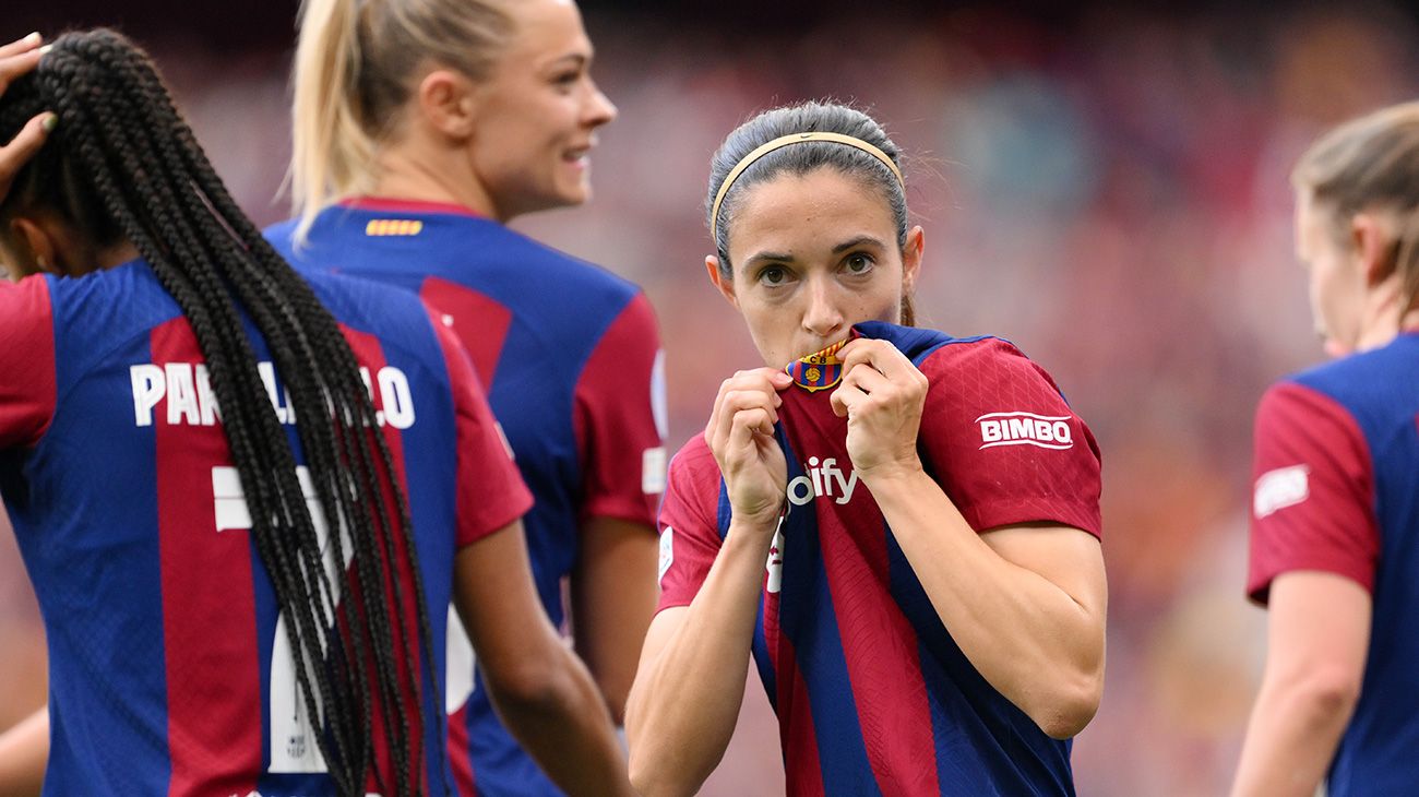 Aitana Bonmatí besando el escudo del Barça en la final de Champions ante el Olympique Lyon