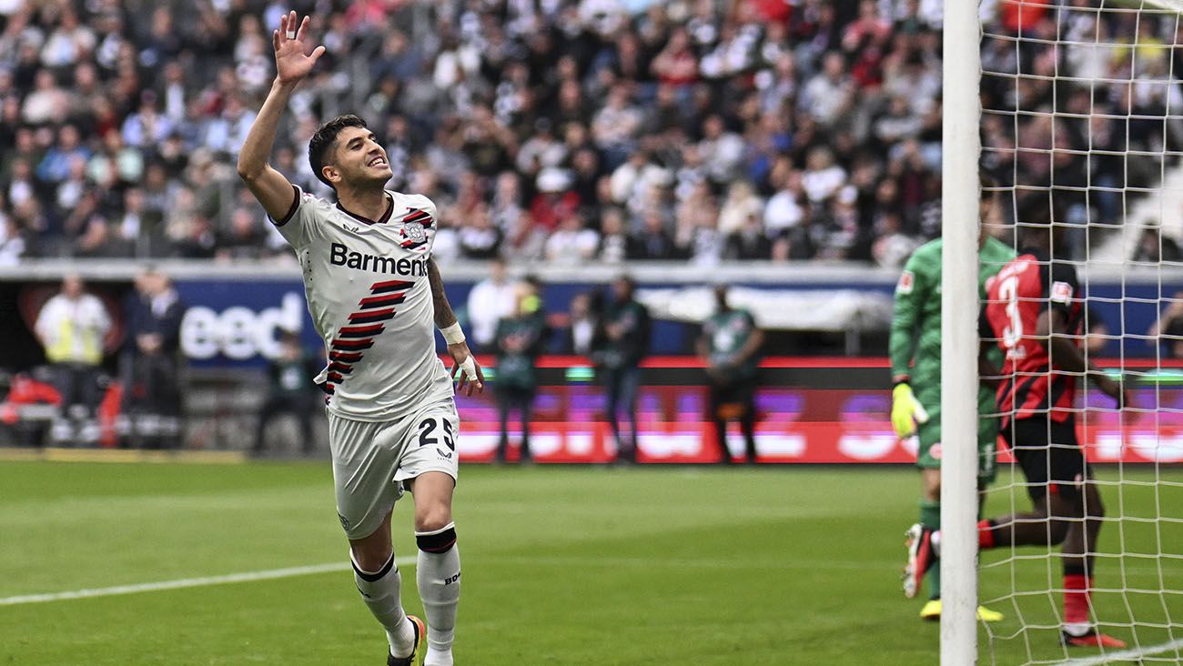 Exequiel Palacios in a match with Bayer Leverkusen